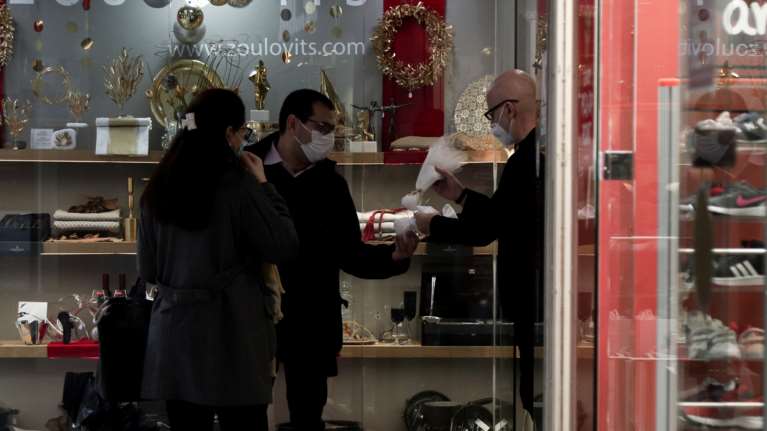 Ανοίγει τη Δευτέρα η αγορά με click away και click in shop - Στο τραπέζι η εξαίρεση των &quot;κόκκινων&quot; περιοχών