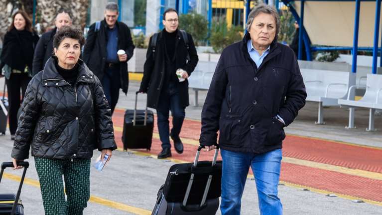 Με βαλίτσες στις Σπέτσες οι βουλευτές του ΣΥΡΙΖΑ - Αρχίζει η "τριήμερη" [εικόνες - βίντεο]