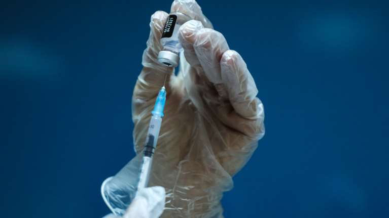 Ο πόλεμος των εμβολίων: Ευρωπαϊκό τελεσίγραφο στις φαρμακευτικές εταιρείες - Πόσα εμβόλια θα πάρει η Ελλάδα