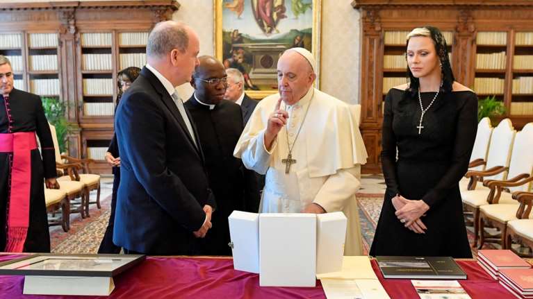 Η εμφάνιση της Σαρλίν στο Βατικανό και το μεγάλο φάουλ - Γιατί &quot;έσπασε&quot; το πρωτόκολλο [εικόνες]