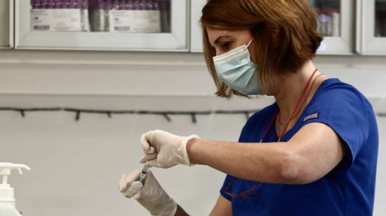 Εμβολιασμοί: Από τη Δευτέρα το απόγευμα τα ραντεβού για τα άτομα άνω των 85 ετών – Δείτε το πρώτο σποτ