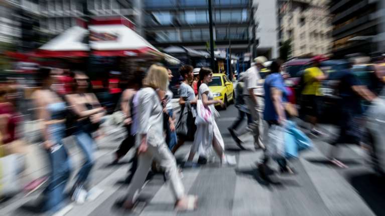 Κορονοϊός: Εξαπλώνεται επικίνδυνα η &quot;Eris&quot; - Διπλασιάστηκε η χρήση αντιικών, ποια είναι τα συμπτώματα [βίντεο]