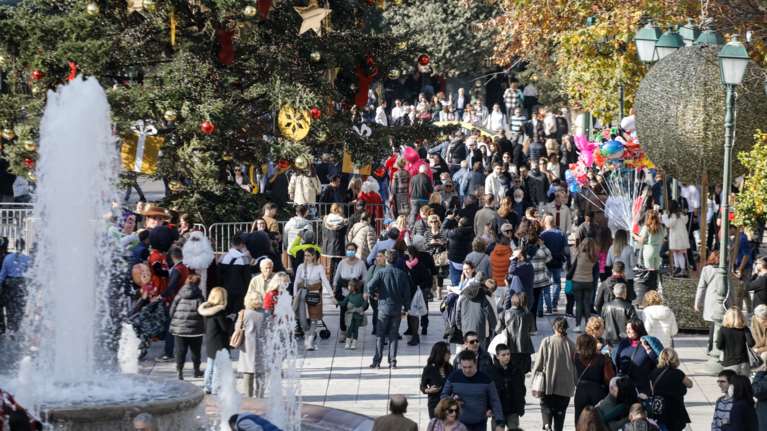 Δώρο Χριστουγέννων: Πώς υπολογίζεται, πότε θα το λάβουν οι εργαζόμενοι