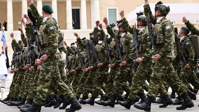 "Αντισυνταγματικό το νομοσχέδιο για τις Ένοπλες Δυνάμεις": Κόντρα Δένδια - στρατιωτικών