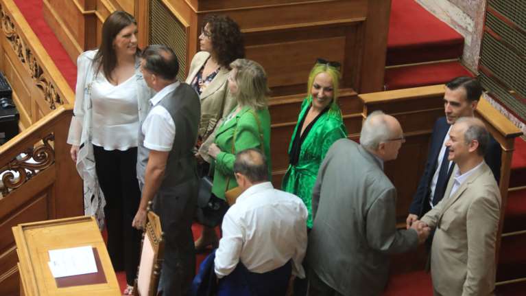 Με τον σύντροφο και τον μπαμπά της η Ζωή Κωνσταντοπούλου ξανά στη Βουλή [εικόνες]