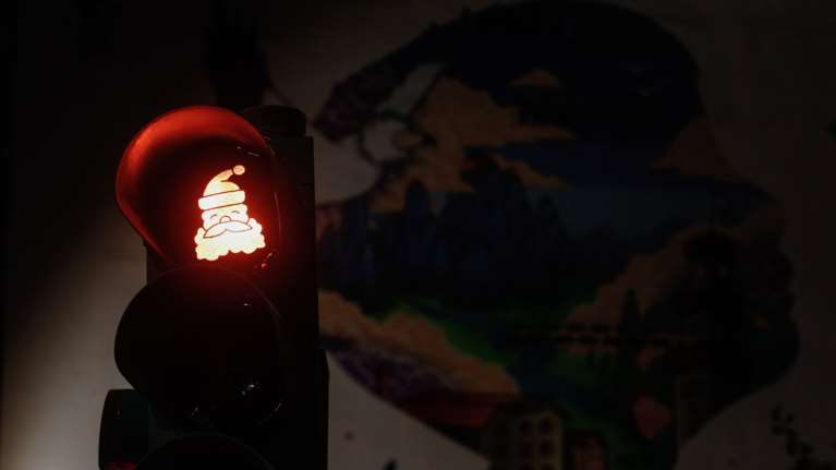 Τα φανάρια στα Τρίκαλα &quot;στολίστηκαν&quot; Χριστουγεννιάτικα: Στο κόκκινο ανάβει ο Άι Βασίλης - Μυστήριο με το πορτοκαλί