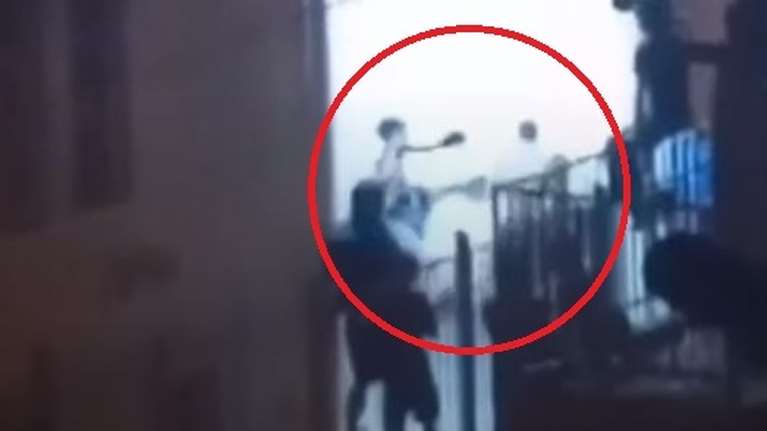 Αυτοσχέδιο ρινγκ σε δημοτικό σχολείο της Θεσσαλονίκης: Έκαναν αγώνα μποξ στην αυλή [βίντεο]