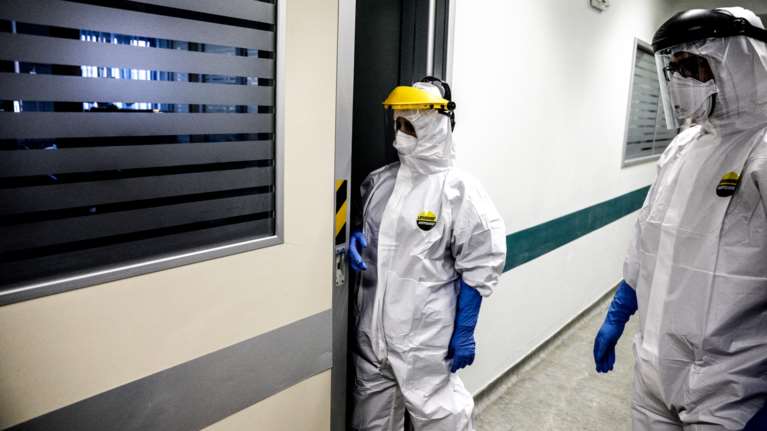 &quot;Φέτος ο Άι Βασίλης φορά άσπρη στολή, προσωπίδα και ποδονάρια&quot;: Συγκινεί η πνευμονολόγος Τσικρικά