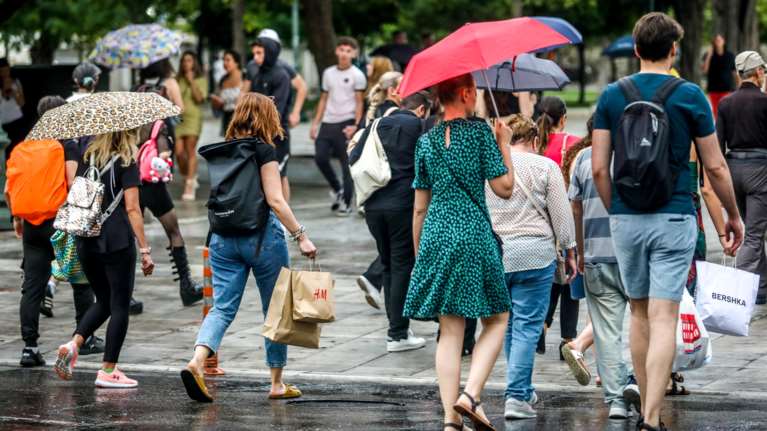 "Επιτέλους φθινόπωρο": Αλλάζει ο καιρός την Πέμπτη - Τι είναι η κακοκαιρία τύπου "Π" που θα χτυπήσει το Σαββατοκύριακο