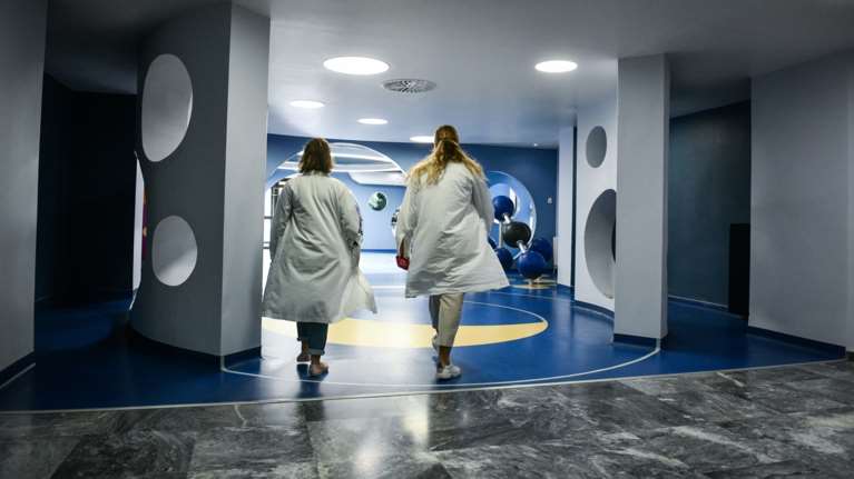 Άρτα: Διασωληνωμένος και σε καταστολή ο 14χρονος που κατέρρευσε ενώ έλεγε κάλαντα - Συγκρατημένα αισιόδοξοι οι γιατροί