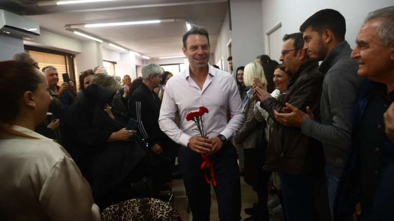 Ο Κασσελάκης με κόκκινα γαρύφαλλα στα γραφεία του ΣΥΡΙΖΑ στη Θεσσαλονίκη