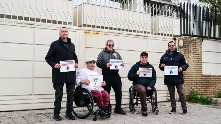 Διαμαρτυρία έξω από τον ΣΚΑΪ για την απαράδεκτη φράση του Δημήτρη Οικονόμου σχετικά με τους ανάπηρους