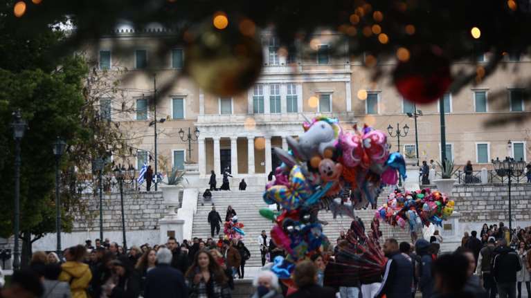 Εορταστικό ωράριο: Σε γιορτινούς ρυθμούς η αγορά - Οι 3 Κυριακές που θα είναι ανοιχτά τα μαγαζιά