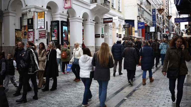 Ανοιχτά ξανά από σήμερα καταστήματα και σούπερ μάρκετ: Το εορταστικό ωράριο έως την Πρωτοχρονιά