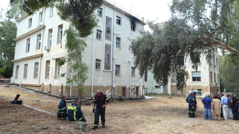 Φωτιά στο &quot;Σωτηρία&quot; από έκρηξη σε μηχάνημα: Ζημιές στο Παθολογοανατομικό Εργαστήριο