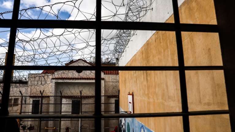 Συνελήφθη σωφρονιστικός υπάλληλος – Κατηγορείται ότι διακινούσε ναρκωτικά εντός φυλακής