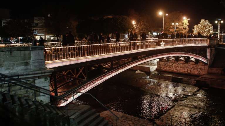 Τρίκαλα: Η ασήμαντη αφορμή που οδήγησε στην άγρια συμπλοκή μαθητών - Τρεις ανήλικοι στο νοσοκομείο