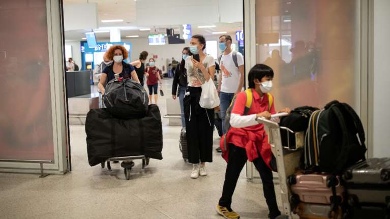 Ο χάρτης των πτήσεων εξωτερικού: Έντεκα &quot;κόκκινες&quot; στο μικροσκόπιο - Οι έλεγχοι και η προληπτική καραντίνα