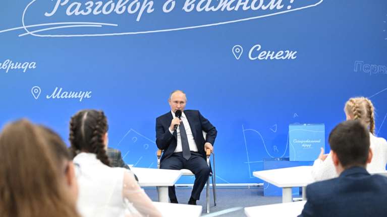 Πούτιν σε μαθητές την πρώτη μέρα της σχολικής χρονιάς: &quot;Η Ρωσία είναι ανίκητη&quot;