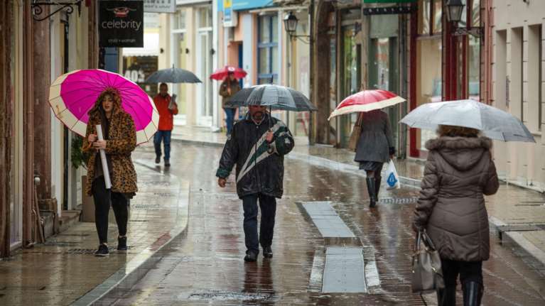 Κακοκαιρία σε όλη τη χώρα - Συνεχίζονται οι βροχές και καταιγίδες στην Κρήτη