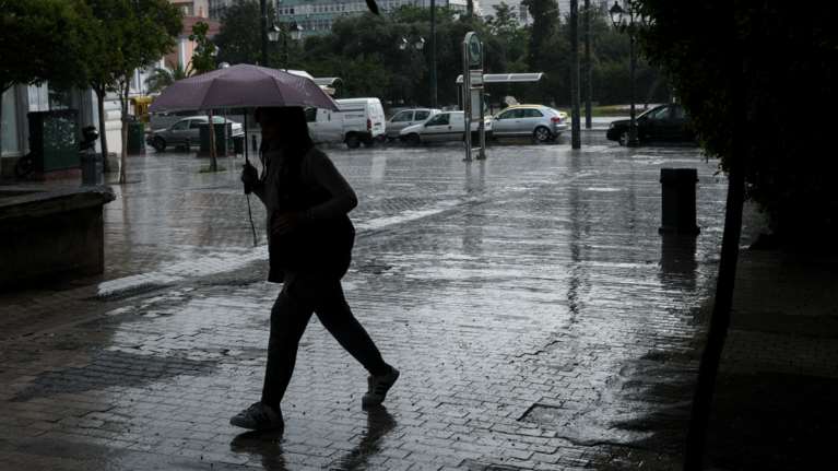 Καταιγίδα: Μποτιλιάρισμα στους δρόμους της Αθήνας - Διεκόπη για αρκετή ώρα η κυκλοφορία στην Πειραιώς