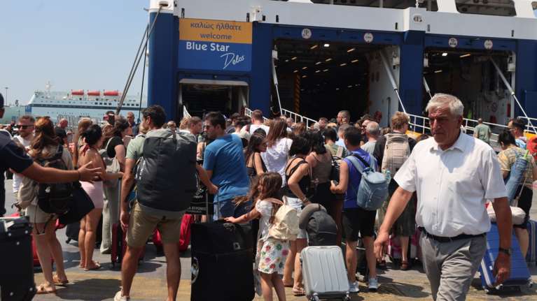 Αναχωρούν και οι τελευταίοι εκδρομείς του Δεκαπενταύγουστου - Σχεδόν γεμάτα τα πλοία από Πειραιά [βίντεο]