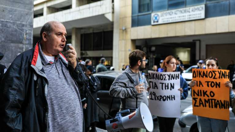 ΣΥΡΙΖΑ: Συγκέντρωση διαμαρτυρίας στο ΑΤ Ομόνοιας - &quot;Δικαιοσύνη για τη 19χρονη&quot;