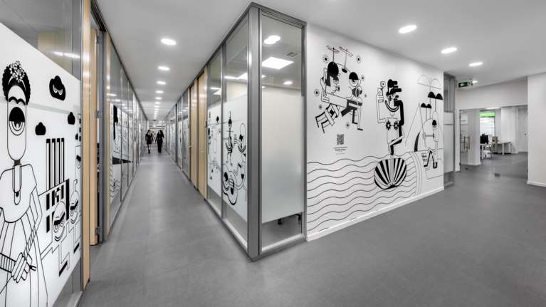 &quot;Ωδή στη Δημιουργικότητα&quot;: Τα νέα γραφεία της MullenLowe μετατράπηκαν σε μία διαδραστική γκαλερί