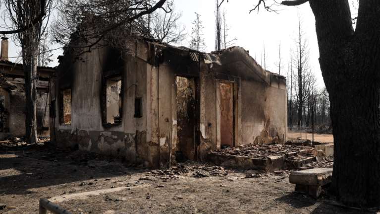 Φωτιές στην Ελλάδα: Ακατάλληλα 368 σπίτια και 330 επικίνδυνες κατοικίες