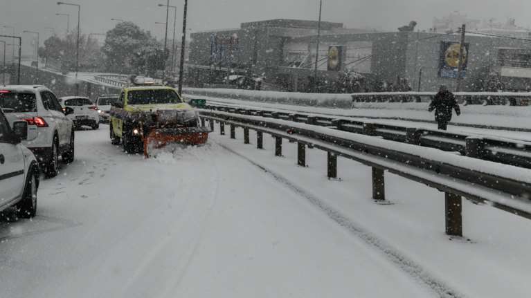 Πτώσεις δένδρων, εγκλωβισμένα αυτοκίνητα και πολλές διακοπές ρεύματος στα νότια προάστια