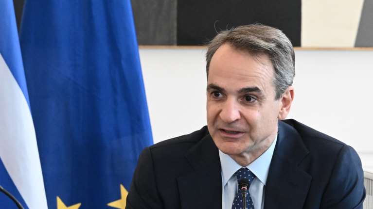 Οι σκόπελοι του Μητσοτάκη στο γάμο των ομόφυλων ζευγαριών: Η αντίθεση της Εκκλησίας και τα &quot;γαλάζια&quot; όχι