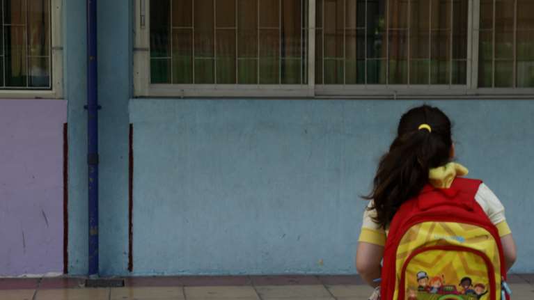 &quot;Δεν έχουμε να φάμε&quot; - Κραυγή απόγνωσης από τη μητέρα της 9χρονης που λιποθύμησε από την πείνα [βίντεο]