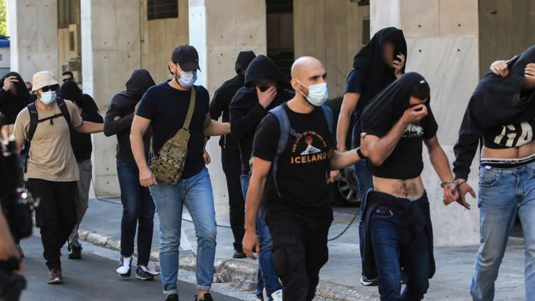 Δολοφονία στη Νέα Φιλαδέλφεια: Ενώπιον του εισαγγελέα οι 94 χούλιγκαν – Ψάχνουν άλλους 50 σε όλη τη χώρα