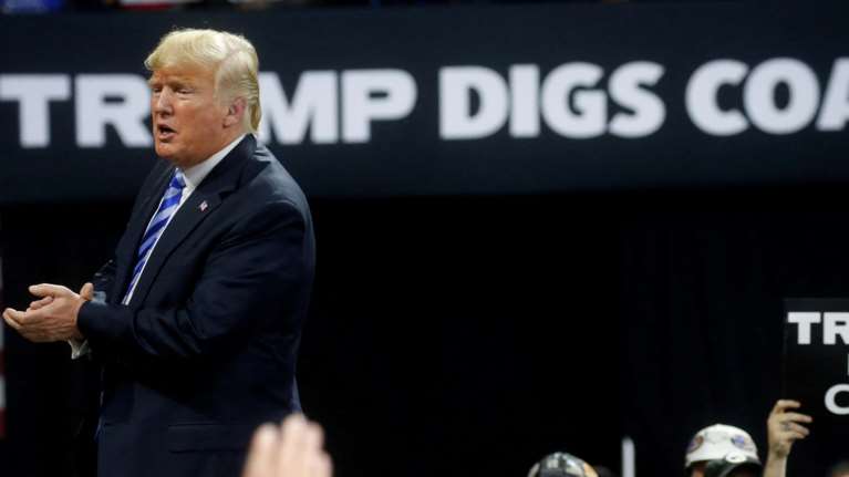 Στη Ρωσία μεταβαίνει αποστολή των ΗΠΑ - &quot;Καταστροφικές κυρώσεις αν η Μόσχα συνεχίσει τον πόλεμο&quot; προειδοποιεί ο Τραμπ