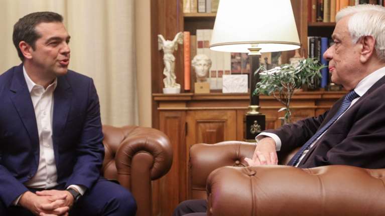 Παρασκήνιο: Πώς ο Τσίπρας κατέληξε στον Παυλόπουλο για ΠτΔ - Ποια ήταν η πρώτη του επιλογή και γιατί τον &quot;έκοψε&quot; η Ζωή