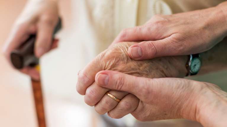 Αδιανόητη φρίκη σε γηροκομείο στον Κορυδαλλό: 38 ηλικιωμένοι κλειδωμένοι, εγκαταλελειμμένοι, αφυδατωμένοι και με ψώρα