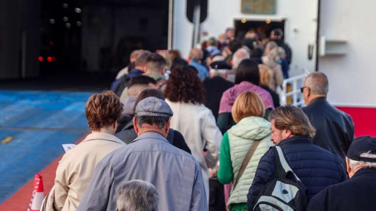 Οπου φύγει φύγει οι αδειούχοι του Πάσχα: 100% πληρότητα σε λιμάνια και ΚΤΕΛ [εικόνες - βίντεο]