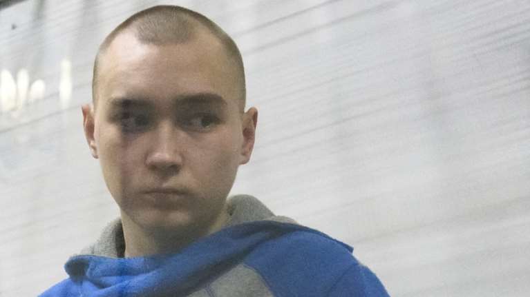 Ουκρανία: Δικάζεται ο πρώτος Ρώσος στρατιώτης - Πρόσωπο με πρόσωπο με τη χήρα του άμαχου που σκότωσε