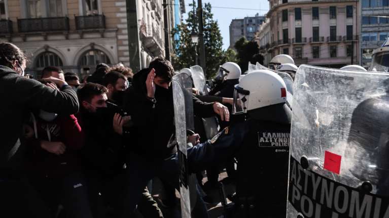 Επεισόδια με χημικά στο κέντρο της Αθήνας: Συγκέντρωση φοιτητών κατά του νομοσχεδίου Κεραμέως