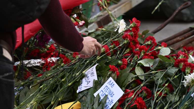 Εκατοντάδες πολίτες προσέρχονται στο Πολυτεχνείο για να αφήσουν ένα λουλούδι [εικόνες]