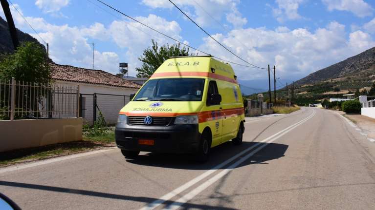 Αγρίνιο: &quot;Εσβησε&quot; στα χέρια διασωστών 50χρονη μητέρα - Βγήκε εκτός δρόμου το ασθενοφόρο που έσπευσε να την παραλάβει