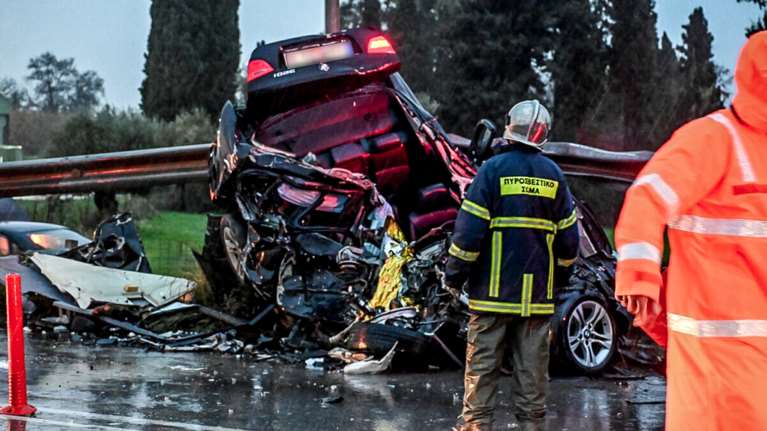 Τροχαίο σοκ στην Πατρών – Πύργου: Μάχη για τη ζωή του δίνει ένας 25χρονος -  ΙΧ συγκρούστηκε με ΚΤΕΛ [εικόνες]