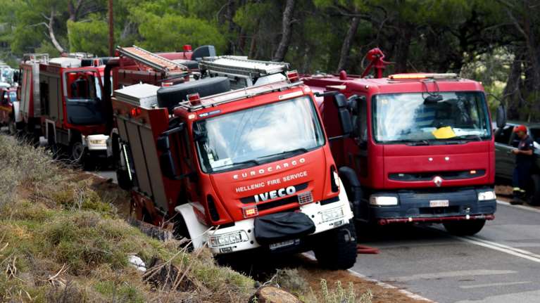 Φωτιά στα Σπάτα - Μεγάλη κινητοποίηση της πυροσβεστικής με επίγειες δυνάμεις