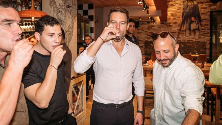 Στέφανος Κασσελάκης: Σφηνάκια, σέλφι και χαλαρή κουβέντα σε καφέ στη Λάρισα - Η θερμή αγκαλιά με Κουρέτα [εικόνες]