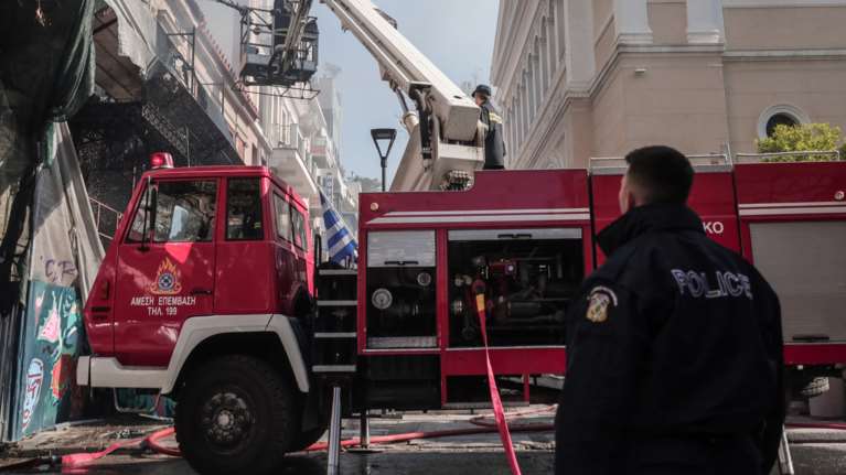 Συναγερμός στα Σεπόλια: Ξέσπασε φωτιά σε κτίριο