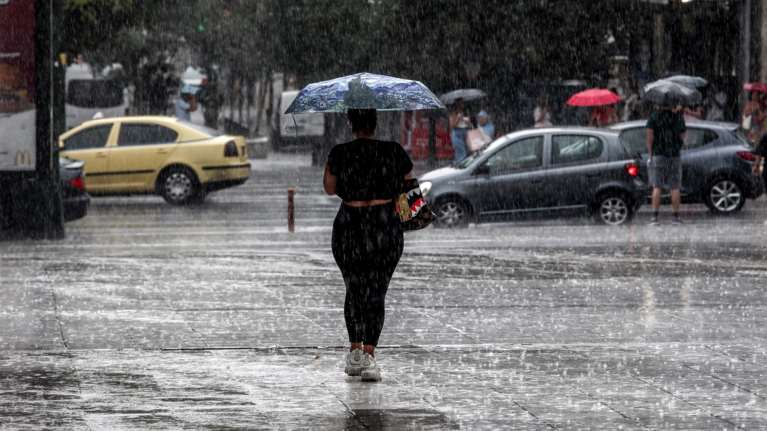 Αλλάζει ραγδαία ο καιρός: Με βροχές και ισχυρούς ανέμους ξεκινάει η εβδομάδα - Μεγάλη πτώση της θερμοκρασίας