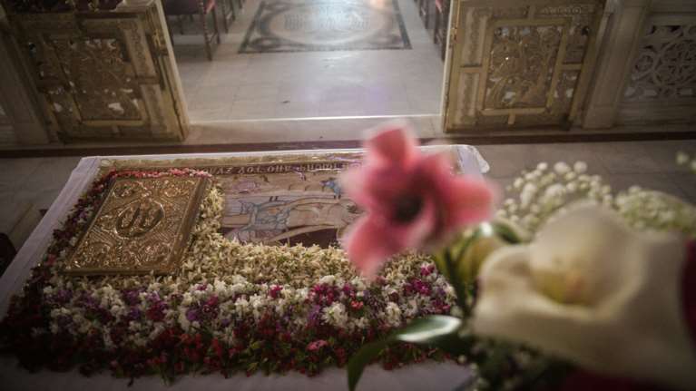 Είδος προς εξαφάνιση τα γαρύφαλλα - Ο Επιτάφιος και τα κλειστά μπουζουξίδικα