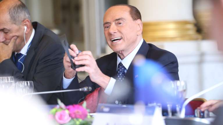Σίλβιο Μπερλουσκόνι: Κόλλησε κορονοϊό τη σύντροφο και 2 από τα 5 του παιδιά