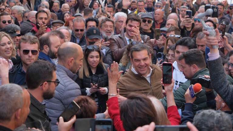 Τσίπρας από Κόρινθο: Εντυσαν επιβάτες του ΟΣΕ τα στελέχη της ΝΔ για να κοροιδέψουν τον κόσμο- Περνάνε τους πολίτες για βλάκες