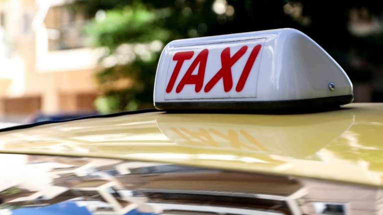Γάλλοι δέχτηκαν επίθεση από ταξιτζή στον Πειραιά - Τους πήρε 800 ευρώ και εξαφανίστηκε